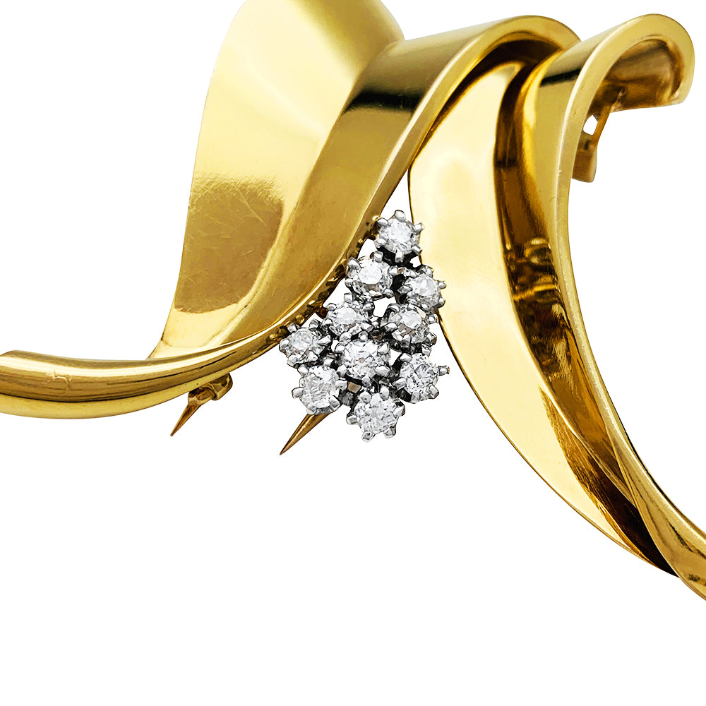 Broche Fontana en or jaune 750/000 et platine 950/000 sertie de 10 diamants taille ancienne. Poids brut : 11,4 grammes. 11