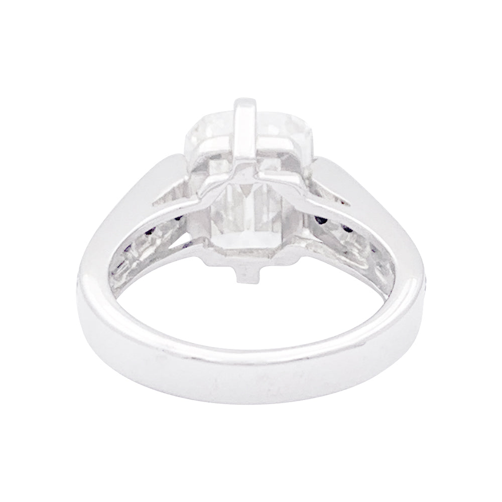 Bague or blanc, diamant taille émeraude 4 cts. 4