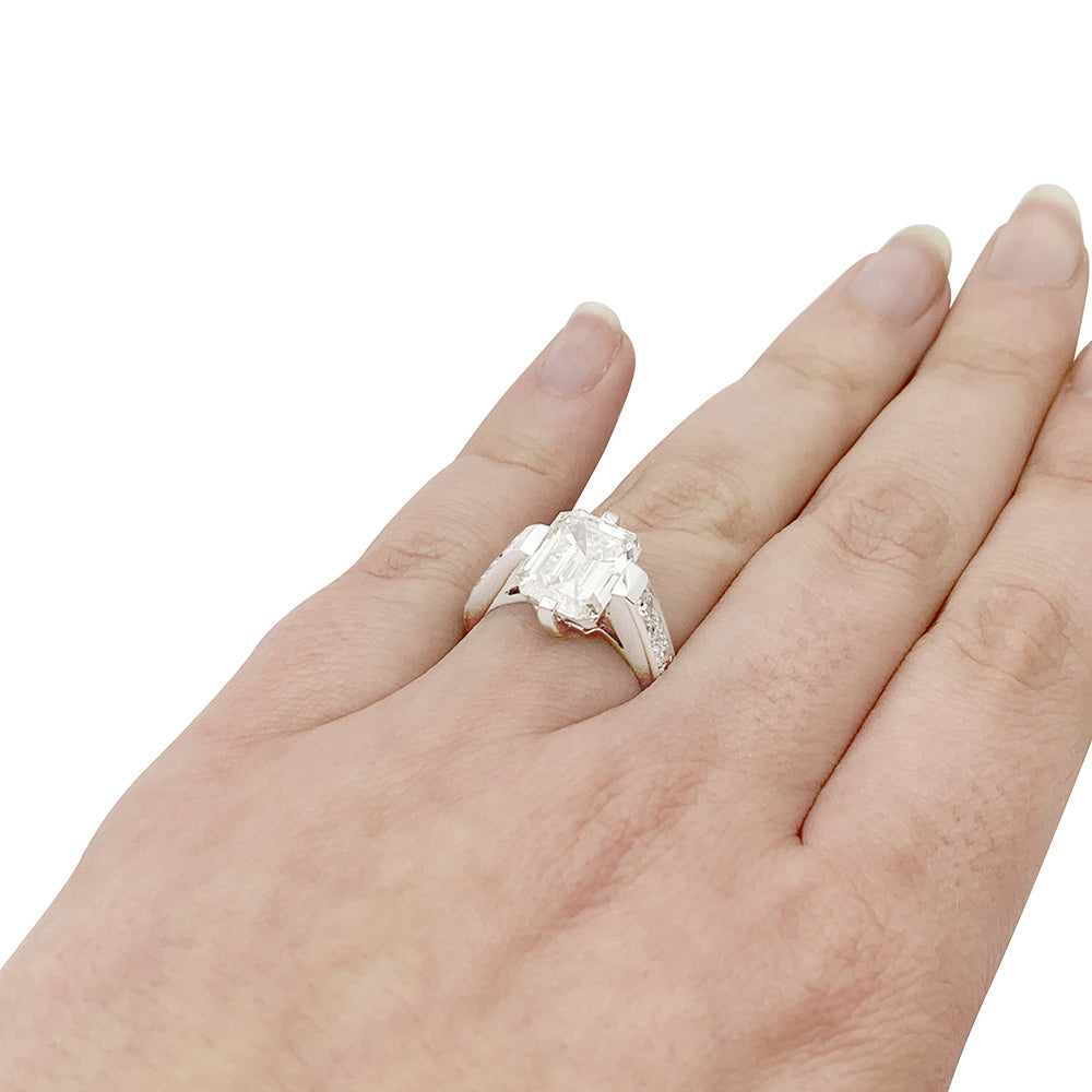 Bague or blanc, diamant taille émeraude 4 cts. 5