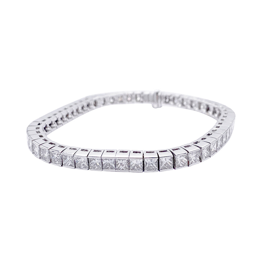 Bracelet ligne or blanc et diamants taille princesse. 8