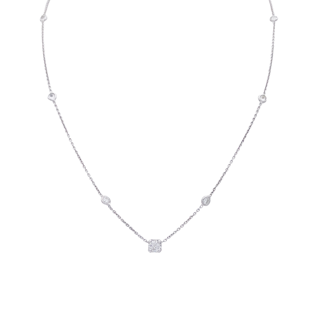 Collier or blanc et diamants.