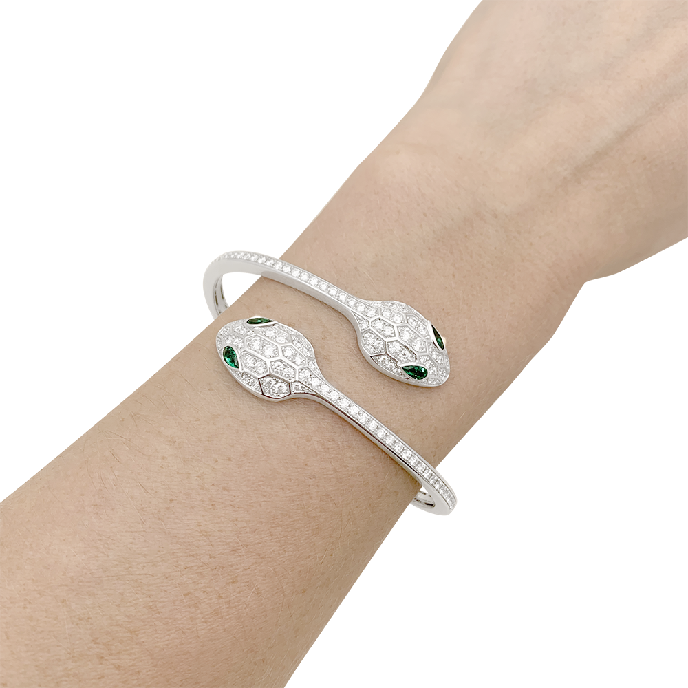 Bracelet Bulgari "Serpenti Seduttori" or blanc, diamants, émeraudes. 5