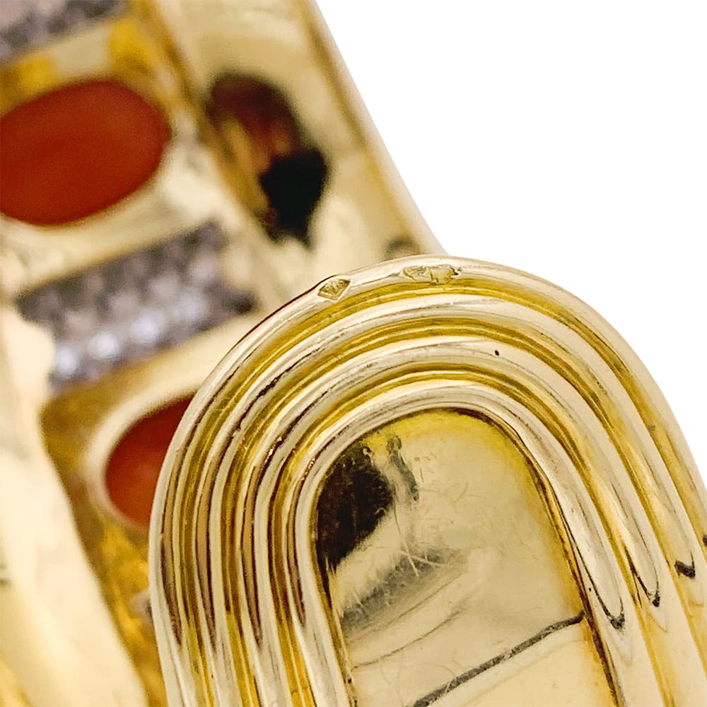 Important jonc attribué à René Boivin, platine, or jaune, corail et diamants. 4