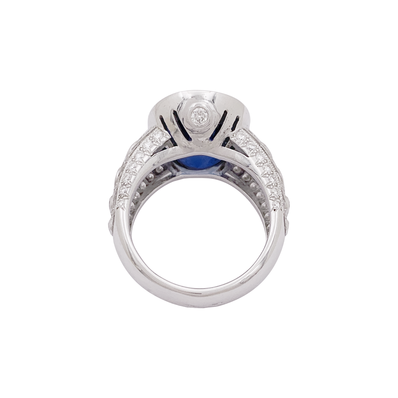 Bague en or blanc, saphir et diamants.  4