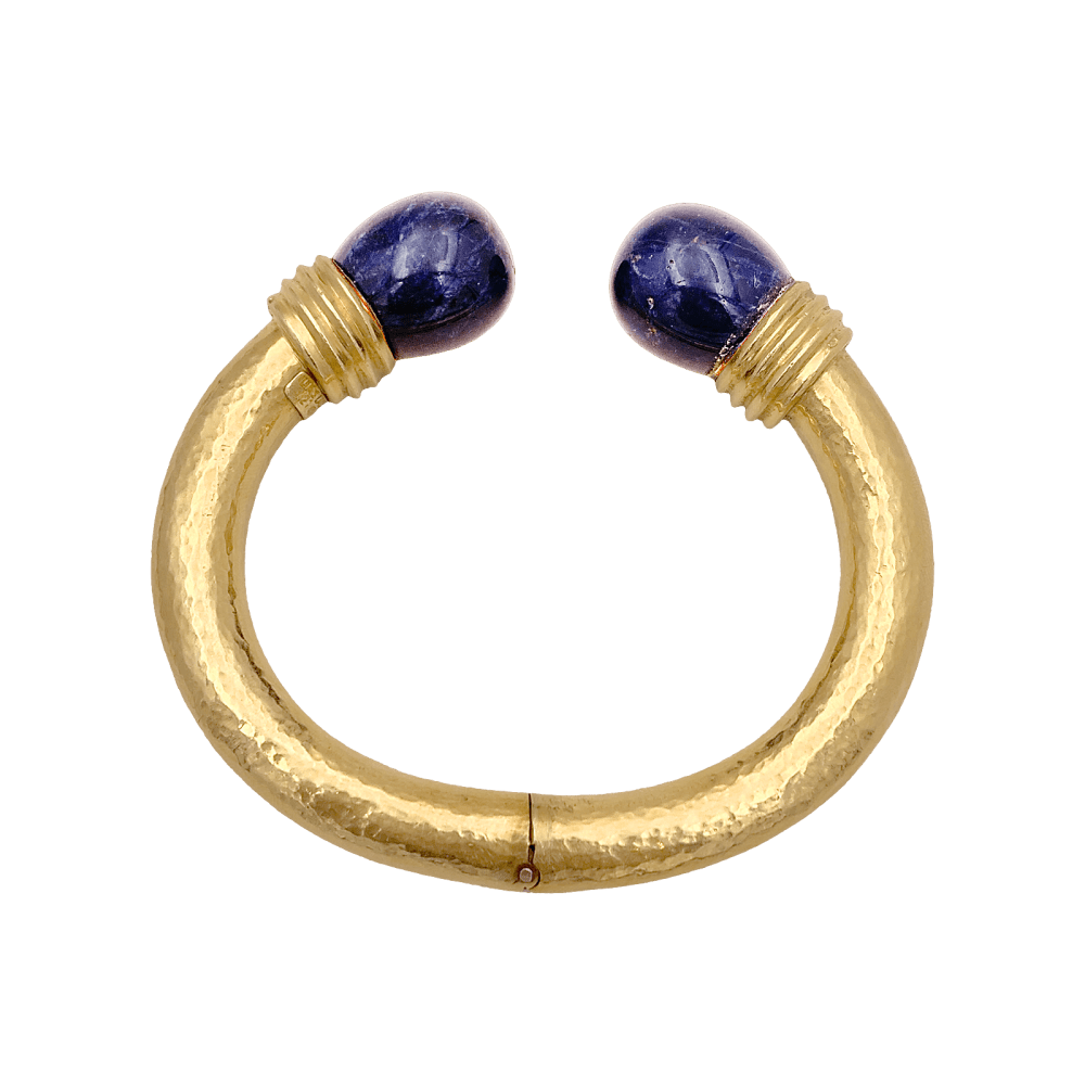 Bracelet jonc Ilias Lalaounis, collection "Neolithic", en or jaune martelé et sodalite. 1