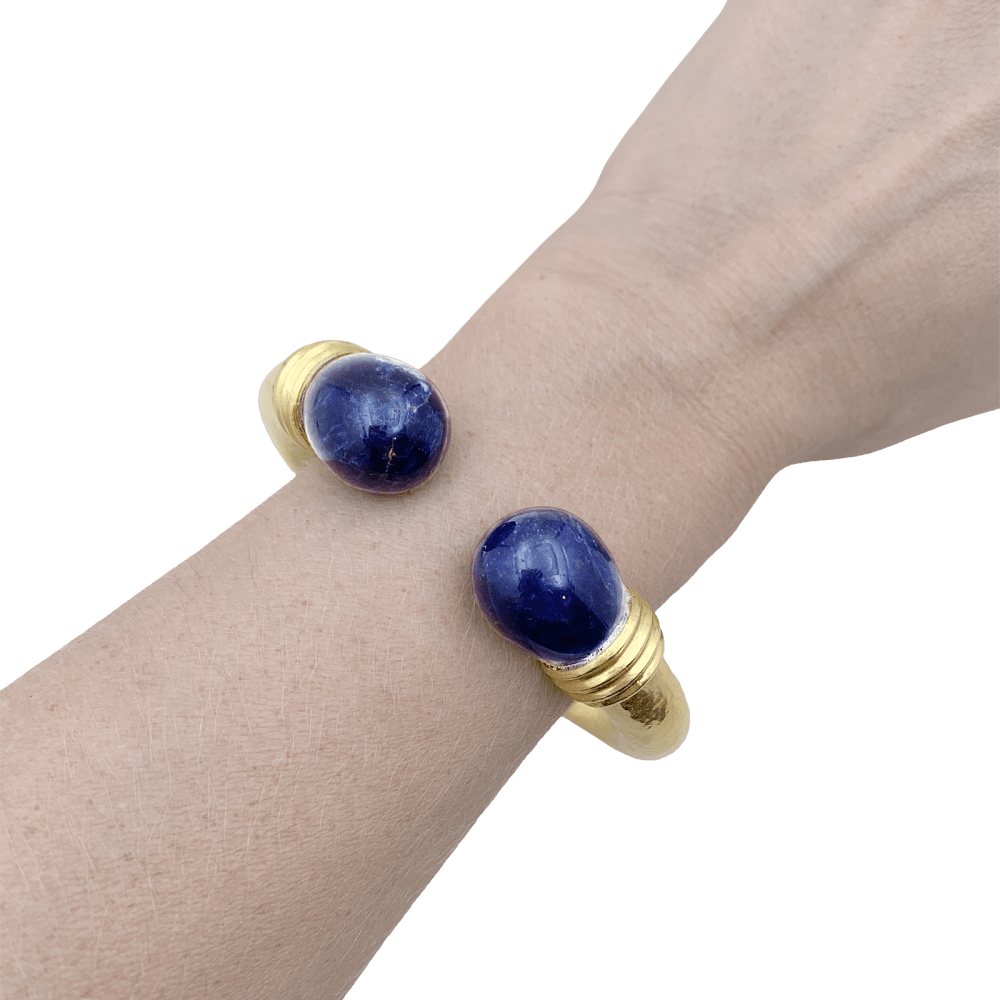 Bracelet jonc Ilias Lalaounis, collection "Neolithic", en or jaune martelé et sodalite. 7