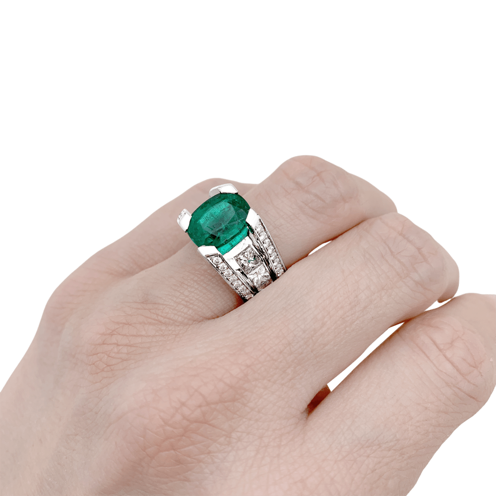 Bague or blanc, émeraude et diamants. 10