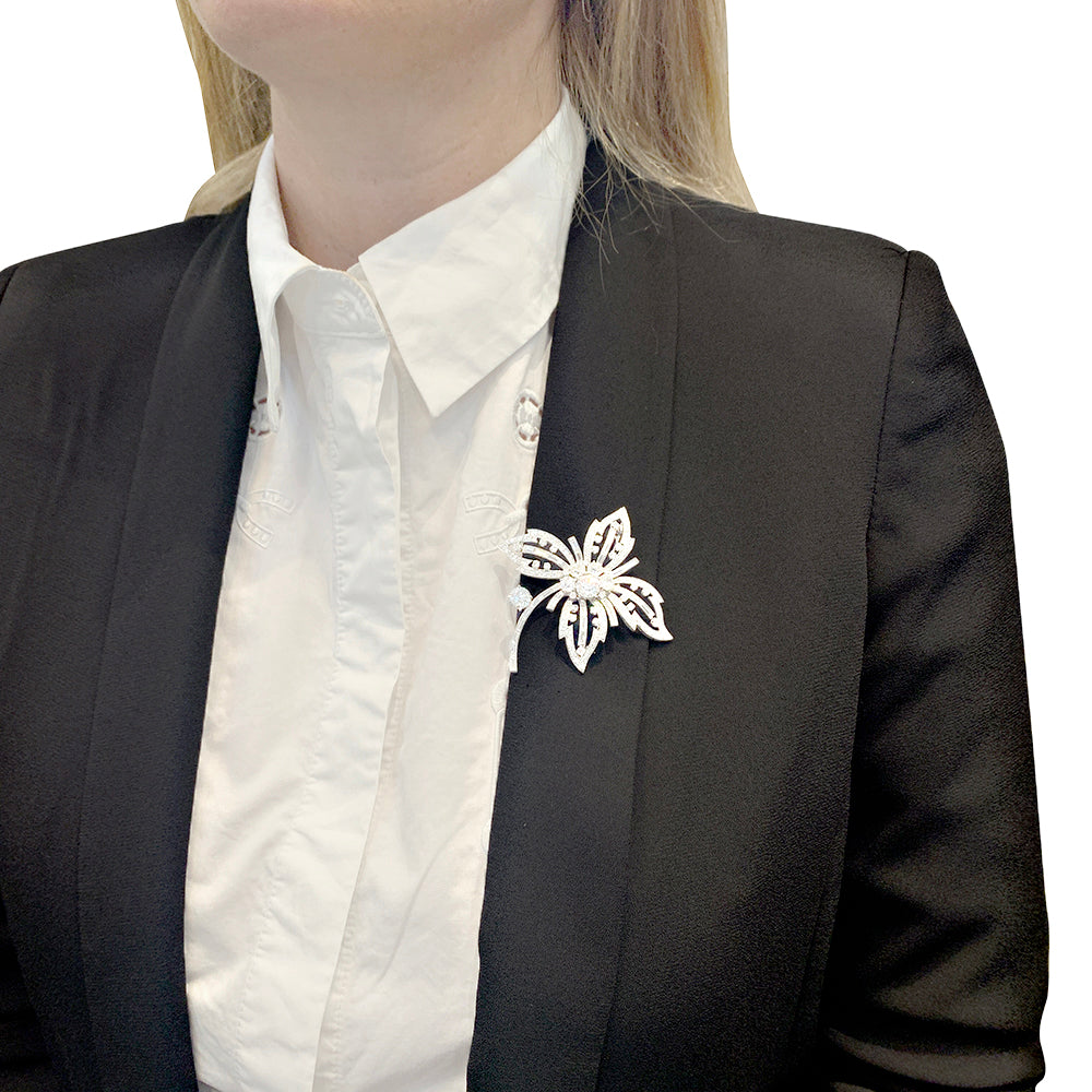Broche "Fleur" platine, or blanc, diamants. 7