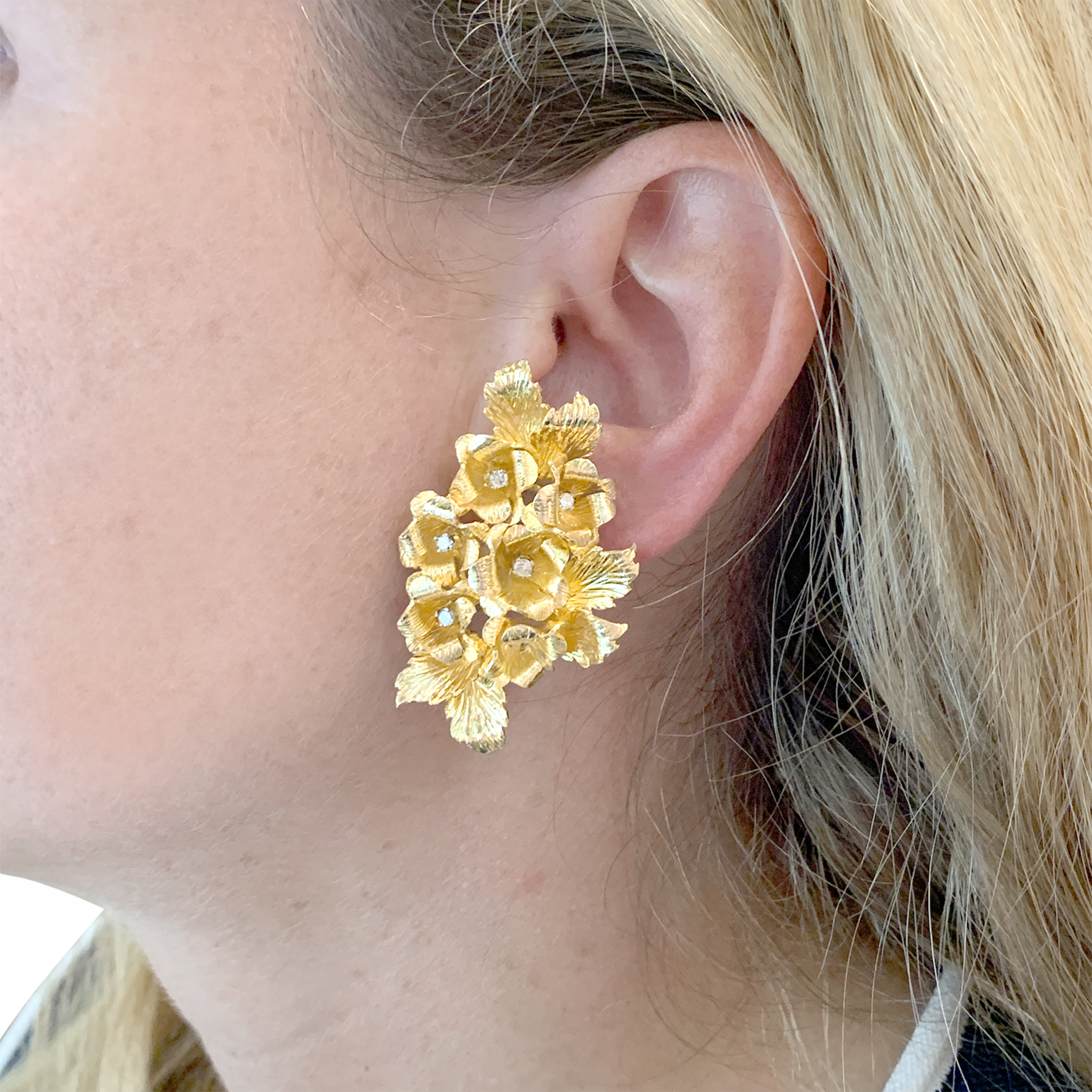 Boucles d'oreilles "Fleurs", or jaune et diamants.  5