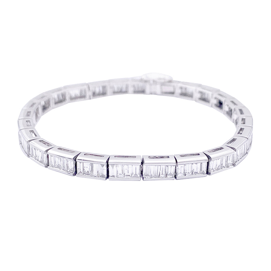 Bracelet ligne, or blanc et diamants taille baguette. 5