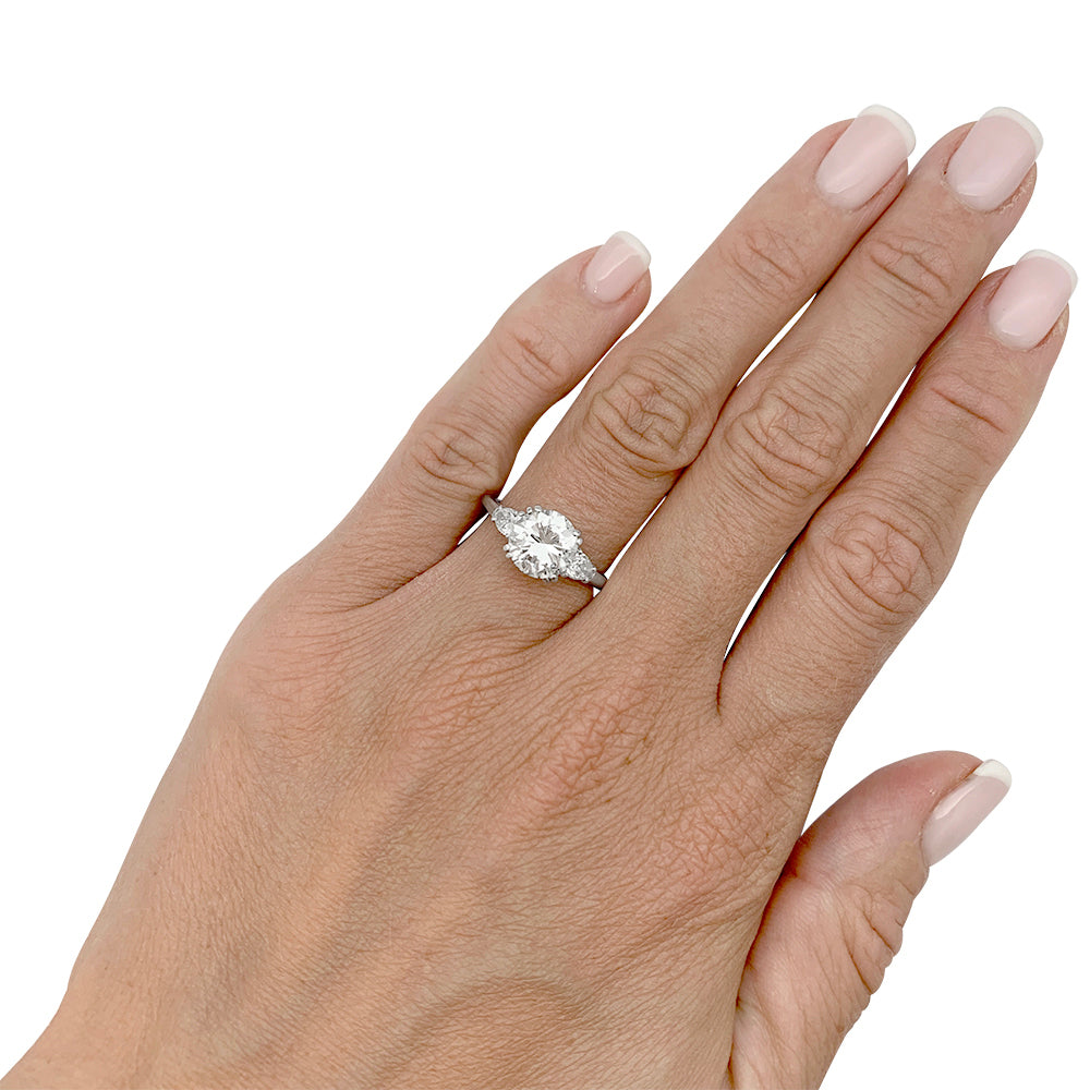 Une bague solitaire en platine 950/000 centrée d’un diamant taille brillant de 2 carats, couleur E, pureté VVS2 épaulé de diamants poires.   LFG  N°392391 E VVS2. (2022).  Poids : 4,3 grammes 7