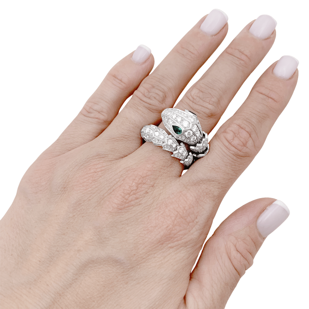 Bague BULGARI "Serpenti", en or blanc, diamants et émeraudes. 7
