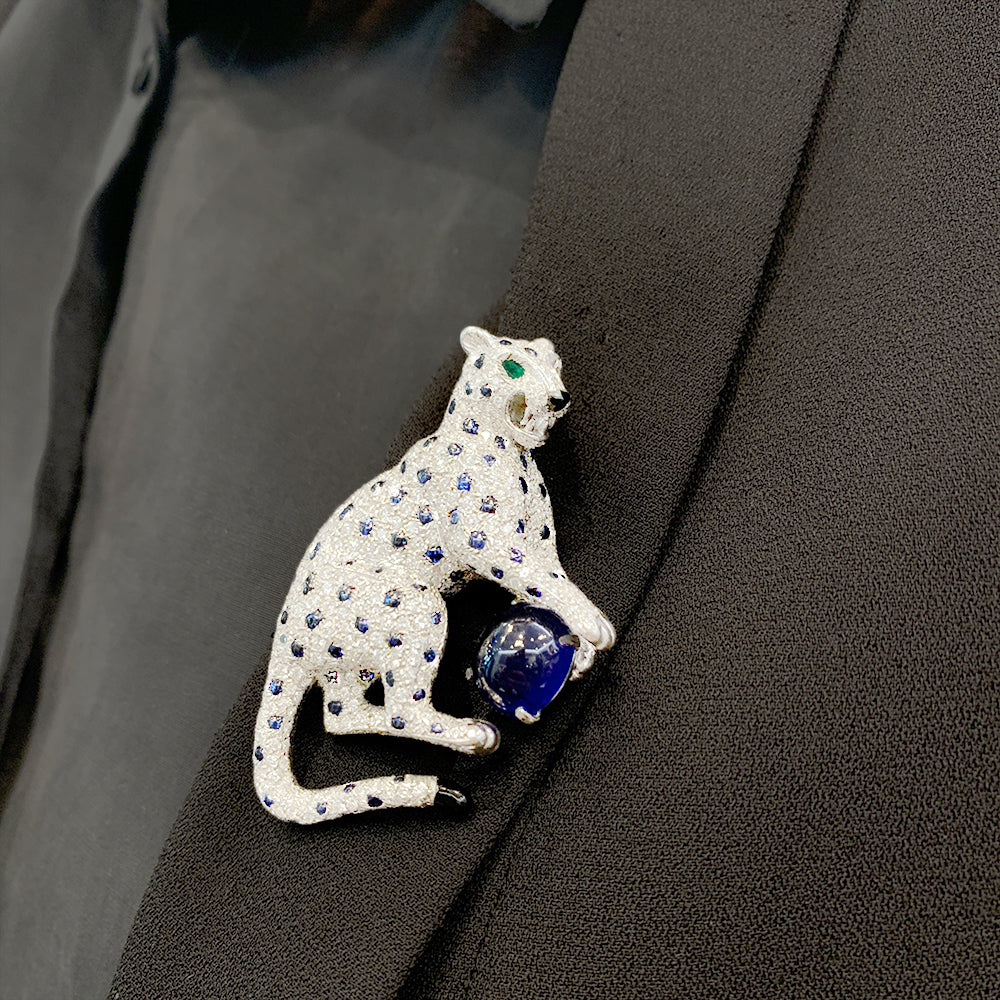 Broche Cartier "Nefertari Panthère" platine, diamants, pierres de couleur, émail. 12
