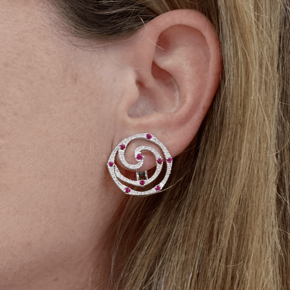 Boucles d'oreilles Giovanni Ferraris, or blanc, diamants et rubis.  6