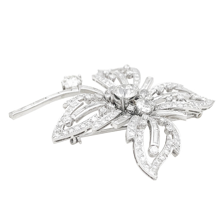 Broche "Fleur" platine, or blanc, diamants. 5