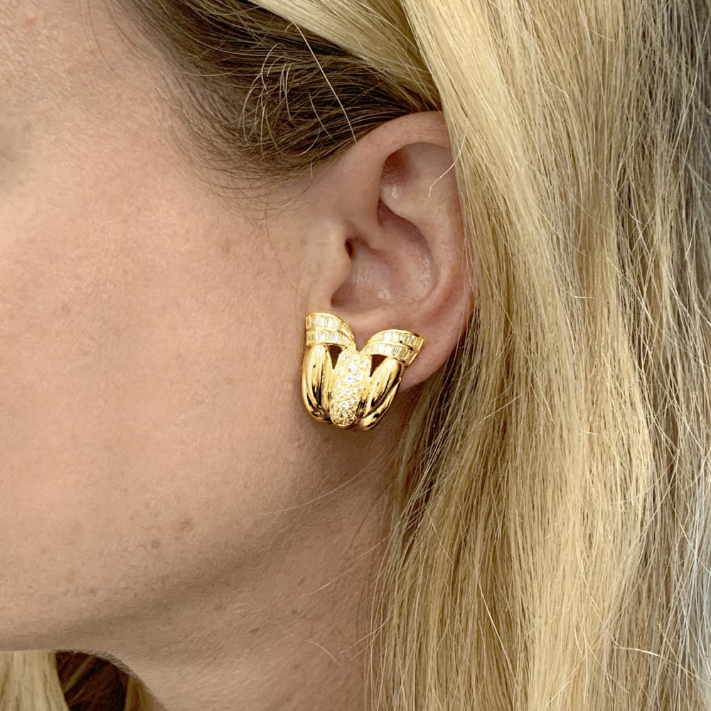 Boucles d'oreilles "Tulipe" en or jaune et diamants. 6