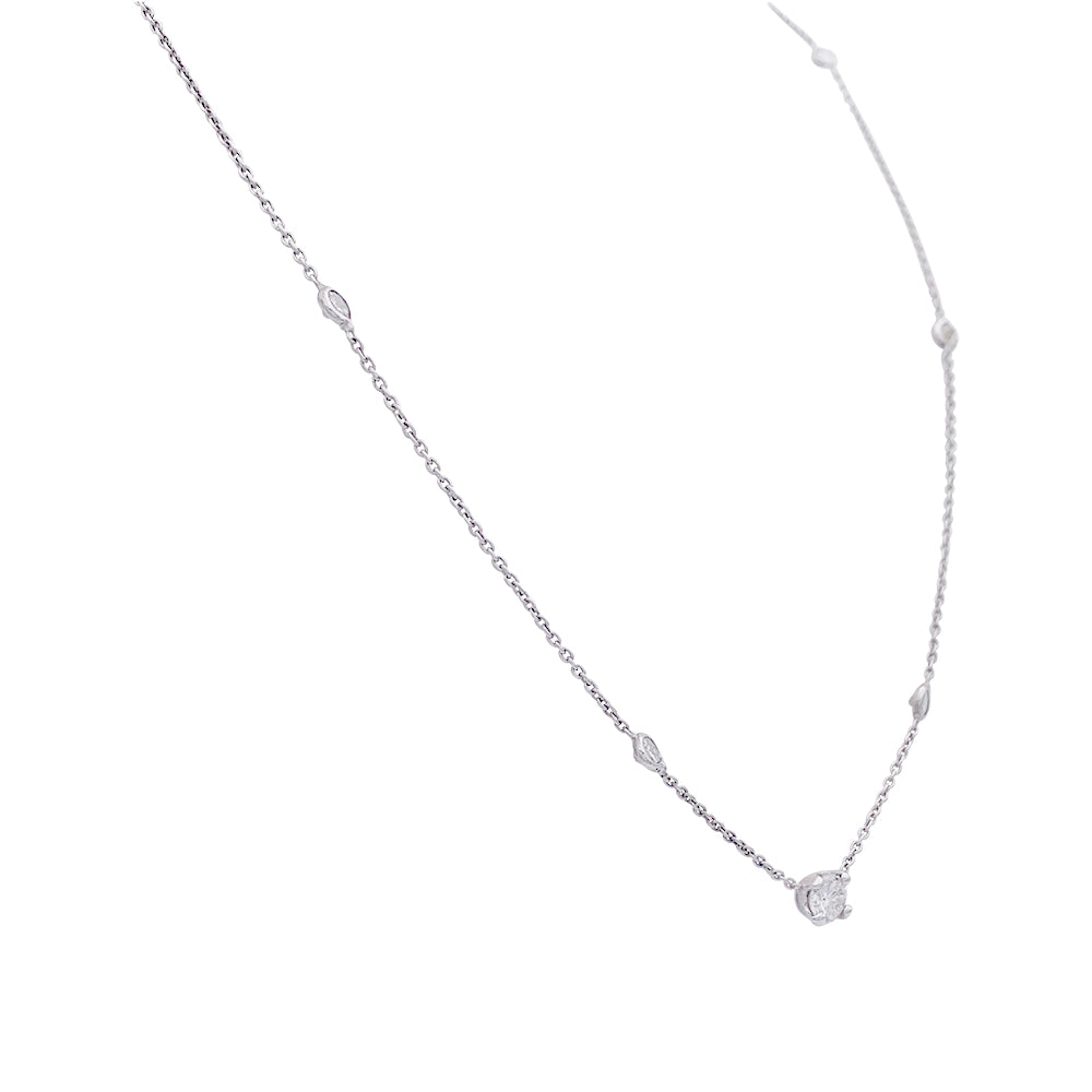 Collier or blanc et diamants. 2