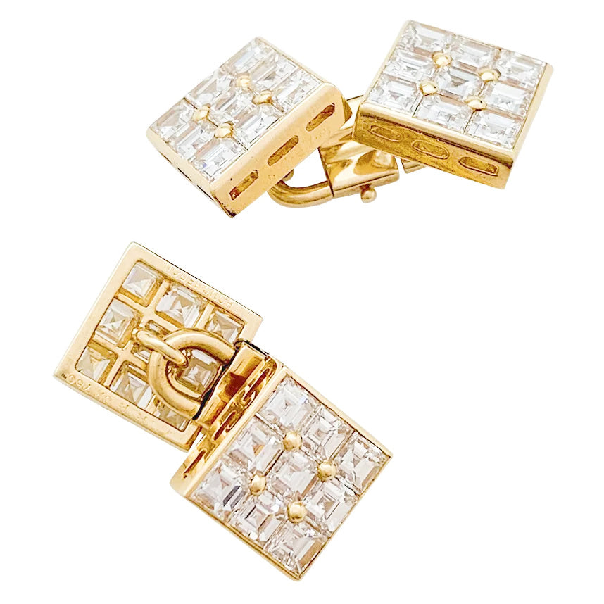 Une paire de boutons de manchette signée de la Maison Boucheron, en or jaune 750/000, formée de 4 carrés, chacun sertis de 9 diamants taille carrée. Poids total des diamants: environ 7 carats.  Poids brut: 11,2 grammes. 2