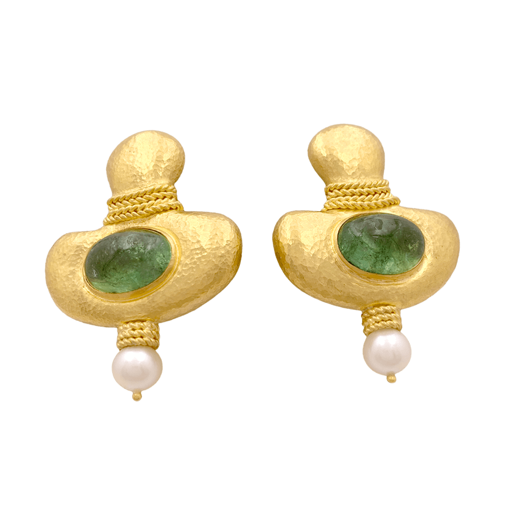 Boucles d'oreilles en or jaune 22kt martelé, tourmalines vertes et perles. 2