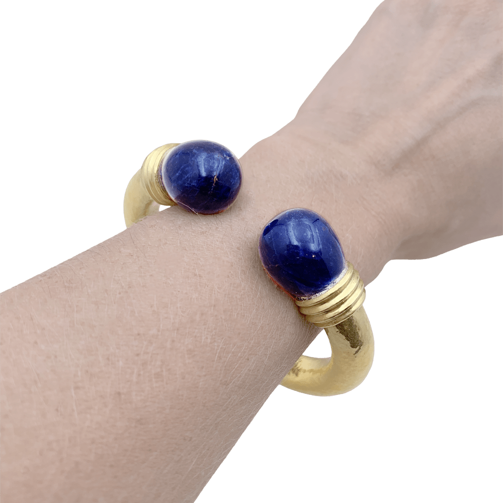 Bracelet jonc Ilias Lalaounis, collection "Neolithic", en or jaune martelé et sodalite. 6