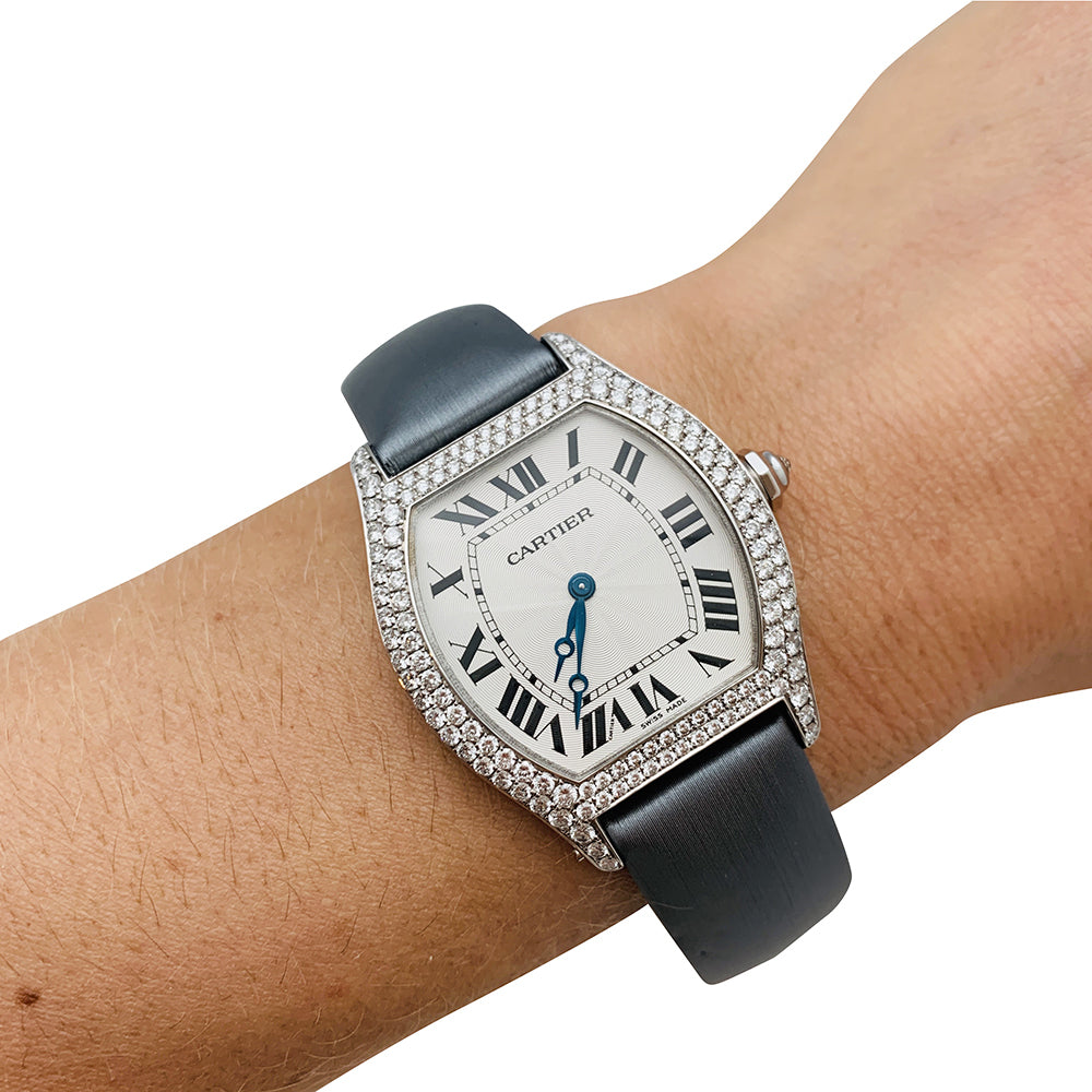 Montre Cartier modèle Tortue en or blanc et diamants sur satin 5