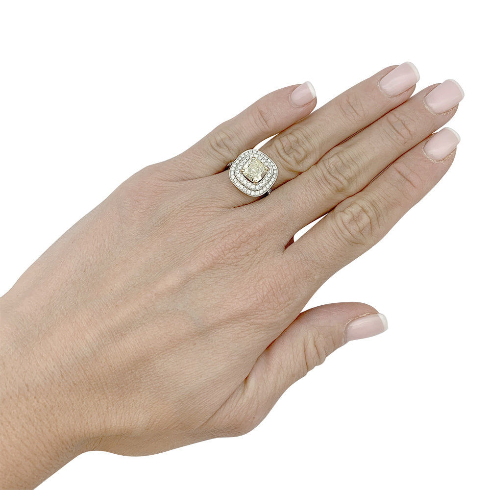 Bague or blanc, diamants et d'un diamant jaune de 2 carats 10