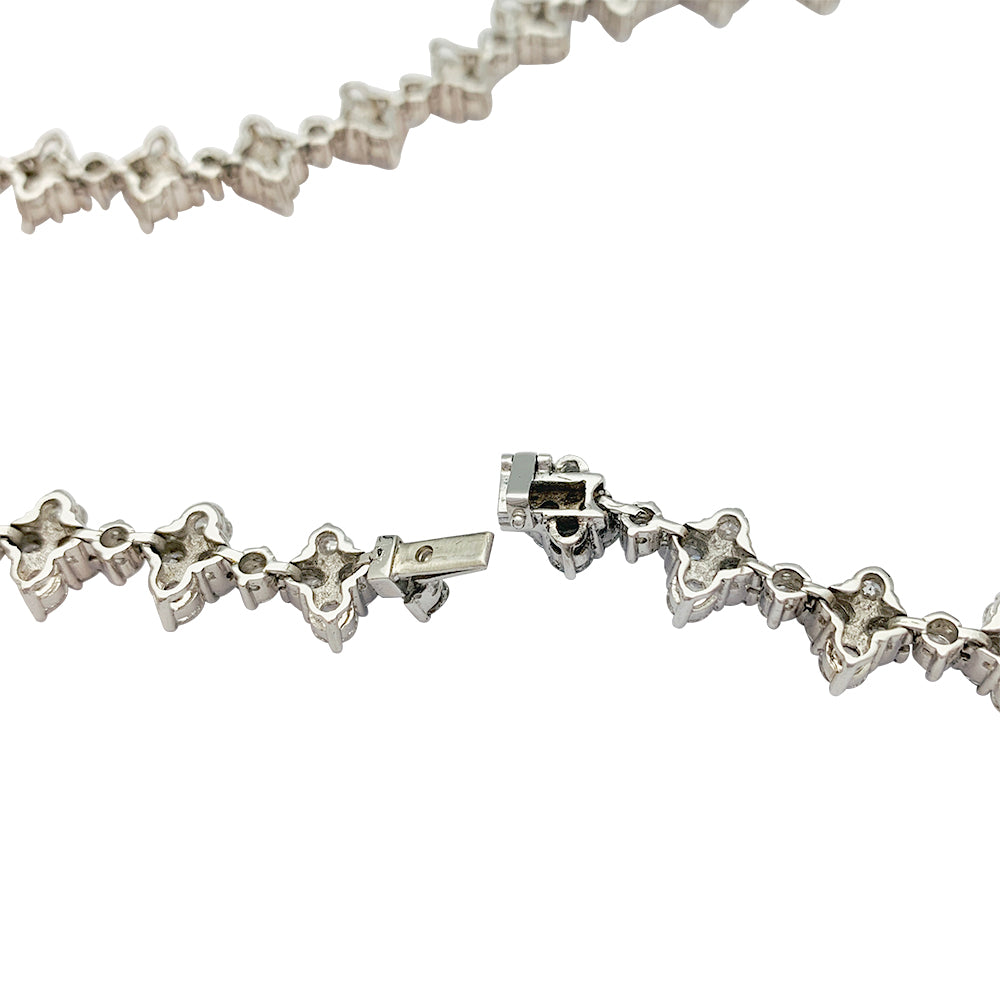 Un collier fleurettes en or blanc 750/000, serti de 190 diamants taille brillant, totalisant environ 19 carats.  Poids brut: 48,2 grammes. 3