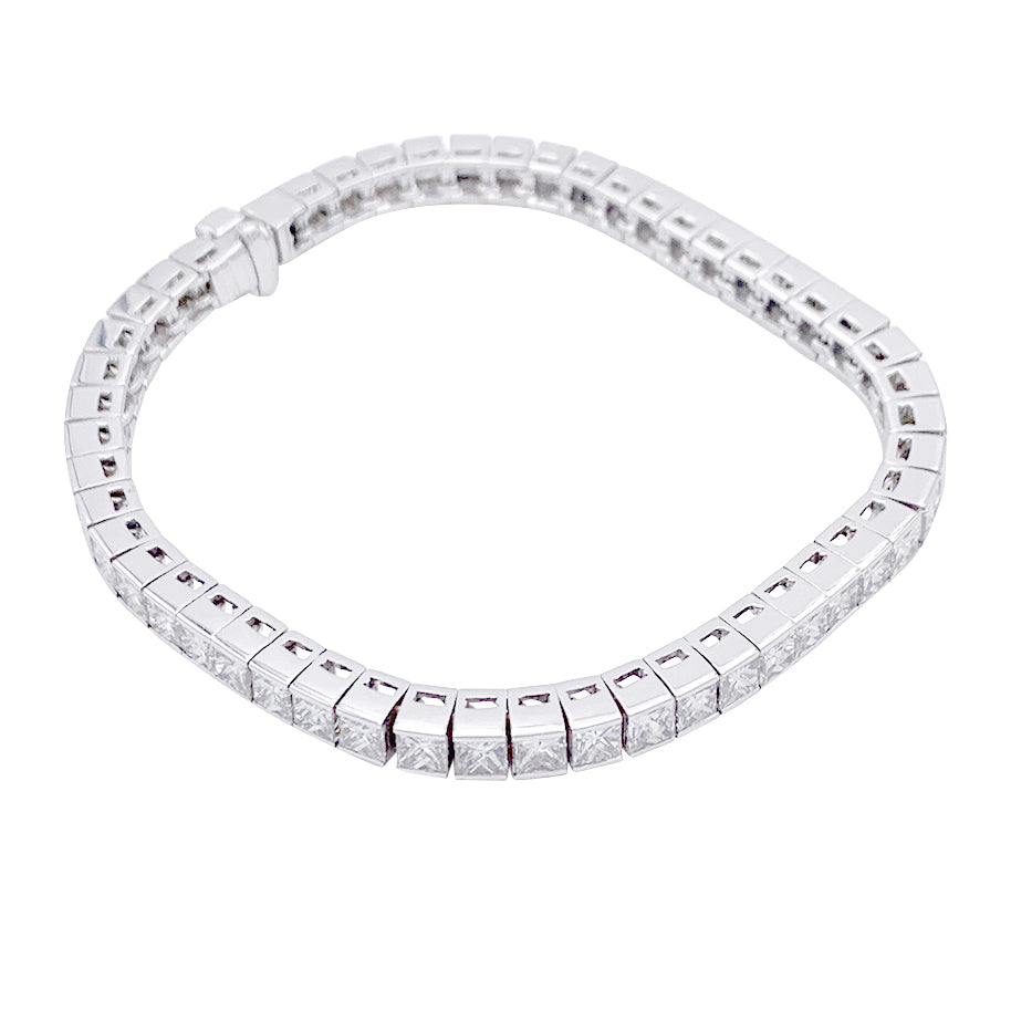 Bracelet ligne or blanc et diamants taille princesse. 4