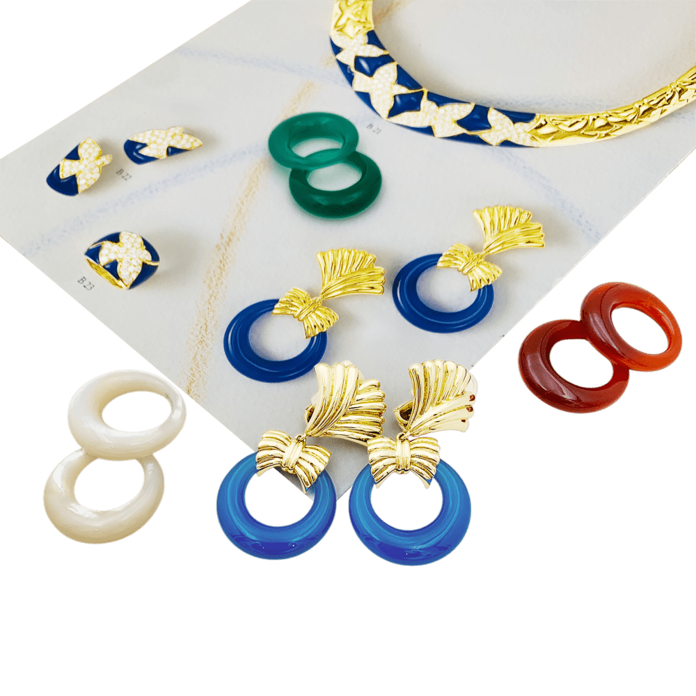 Boucles d'oreilles transformables Van Cleef & Arpels, or jaune, pierres de couleur.  3