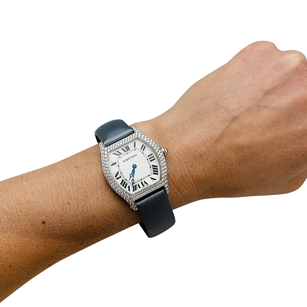 Montre Cartier modèle Tortue en or blanc et diamants sur satin 4