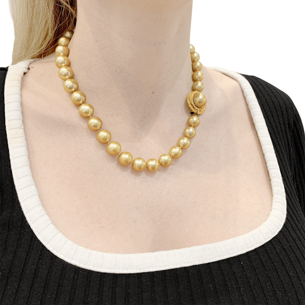 Collier perles gold, or jaune, diamants, saphirs jaunes. 4