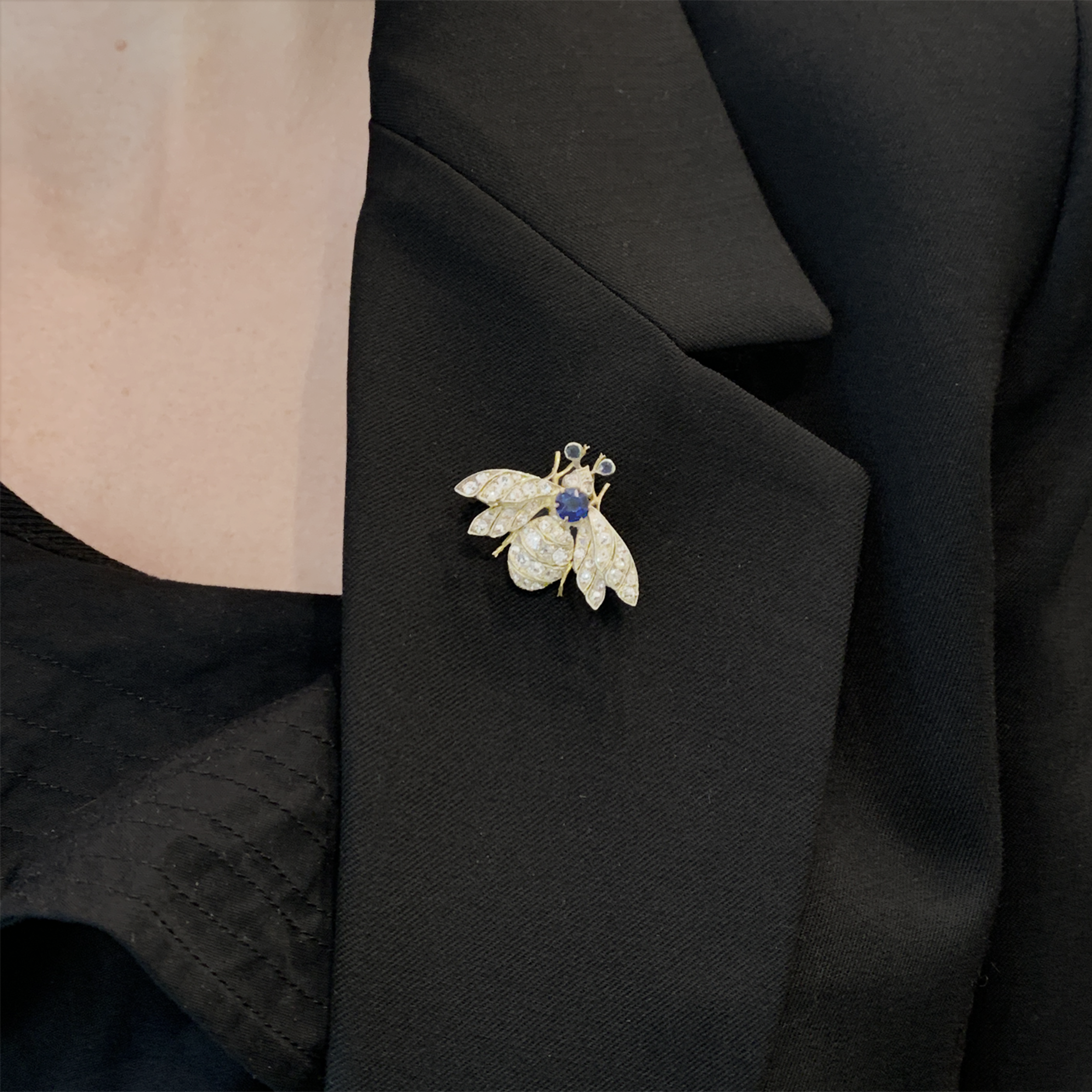 Broche ancienne "Abeille", or jaune, argent, saphir et diamants.   6