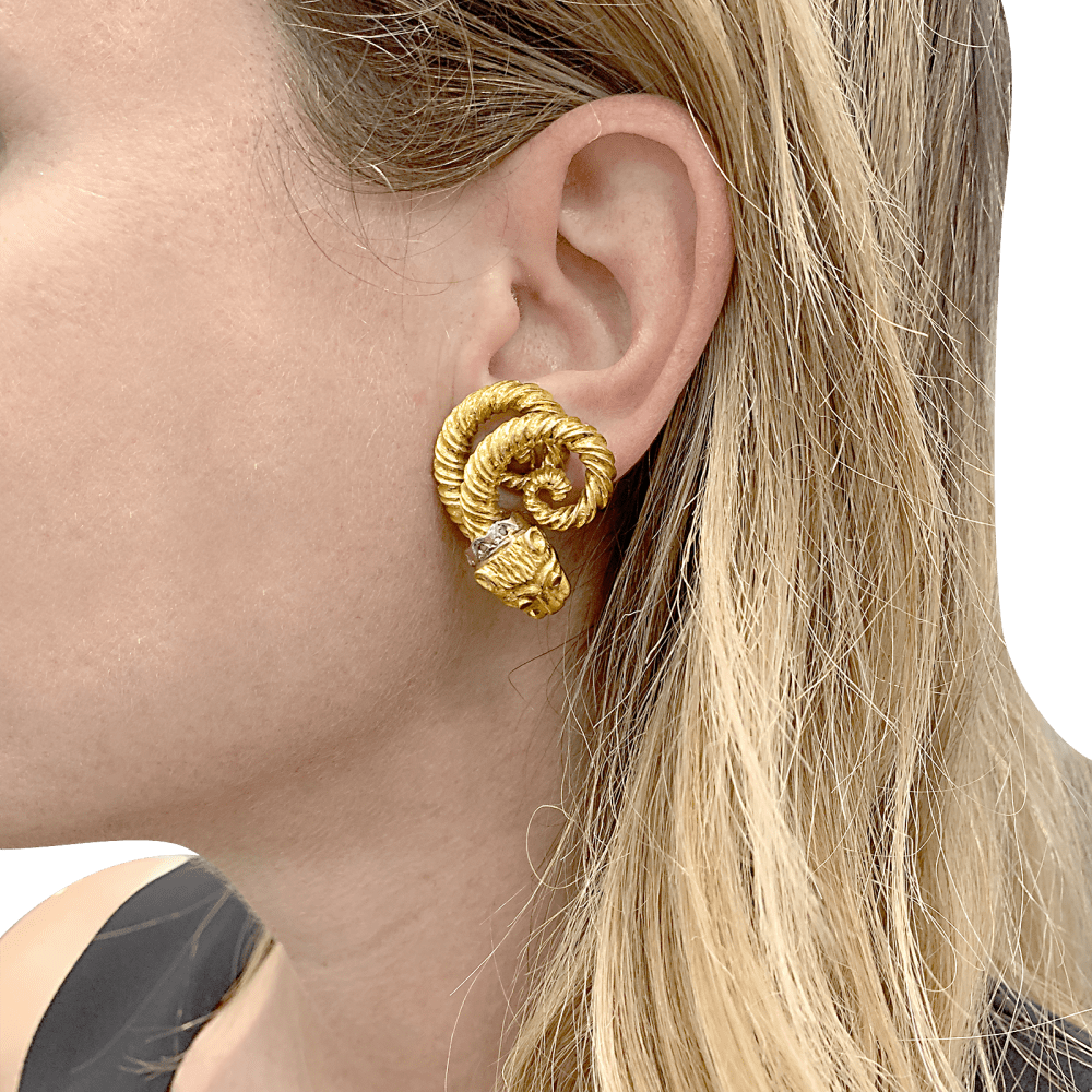Boucles d'oreilles Zolotas, « Tête de Lion » deux ors, diamants et rubis. 8