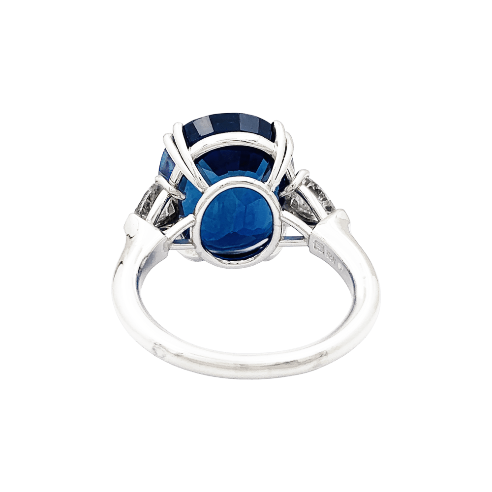 Bague Harry Winston, en platine sertie d'un saphir et diamants.  4