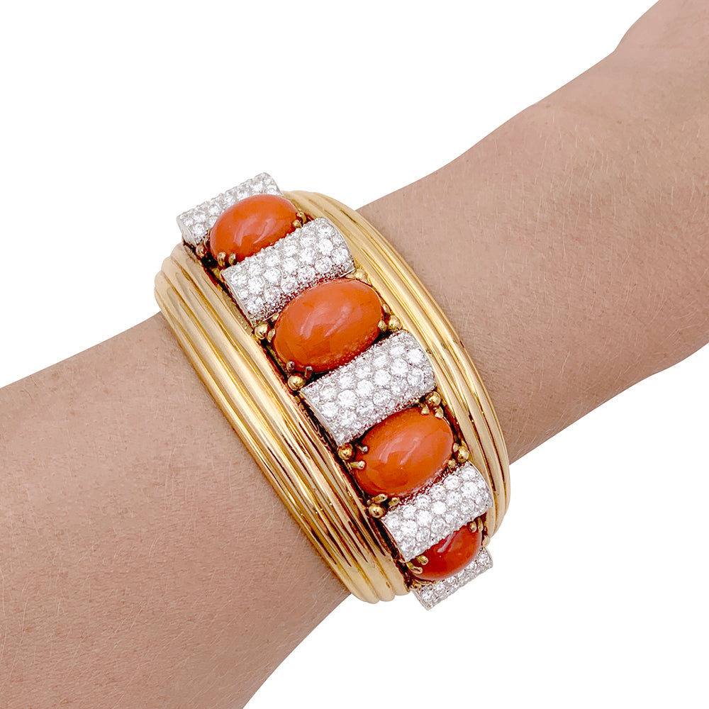 Important jonc attribué à René Boivin, platine, or jaune, corail et diamants. 7