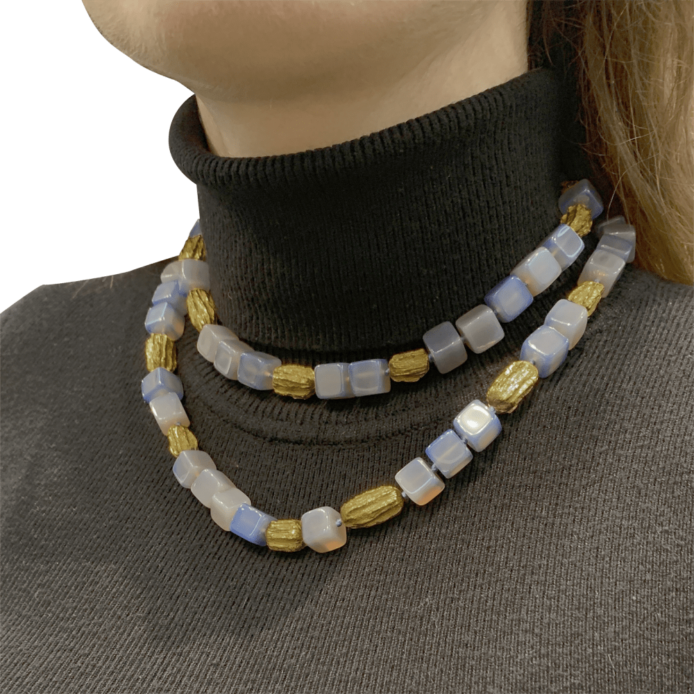 Sautoir cubes de calcédoine et motifs en or jaune. 8