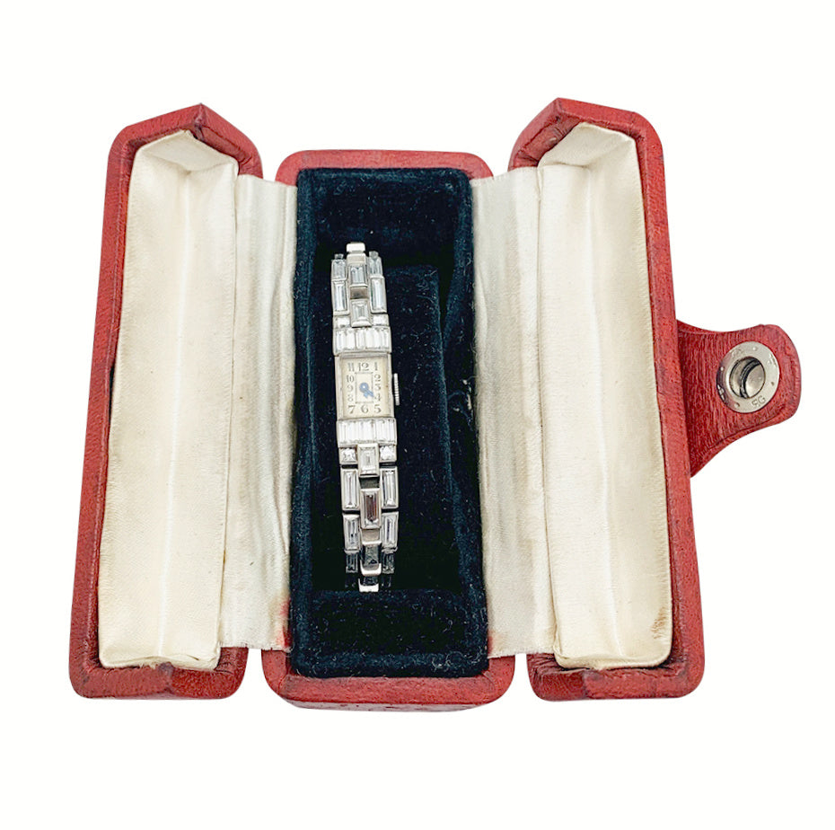 Une montre Art Déco en platine 950/000 entièrement sertie de diamants taille baguette (environ 6,6 carats), 3 lignes.  N° 16007. Mécanique.  Poids brut: 37,4 grammes 7
