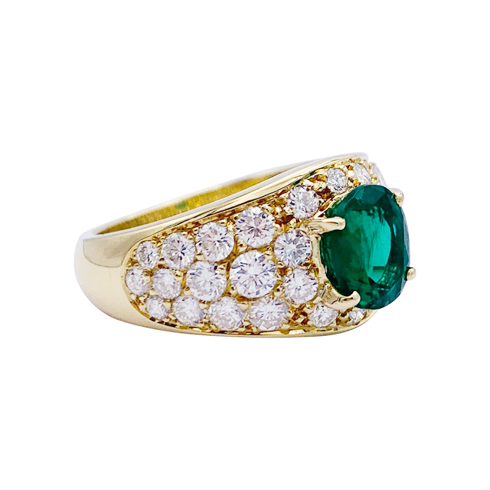 Bague or jaune, émeraude ovale et pavage diamants. 5