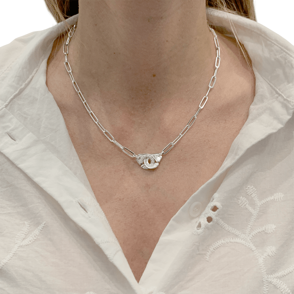 Collier Dinh Van, "Menottes", or blanc, diamants  6