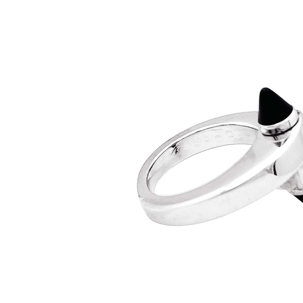 Bague Cartier, "Menottes", or blanc et onyx.  5