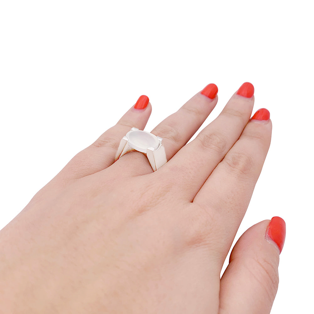 Bague Cartier, "Tankissime" or blanc, pierre de lune. 4