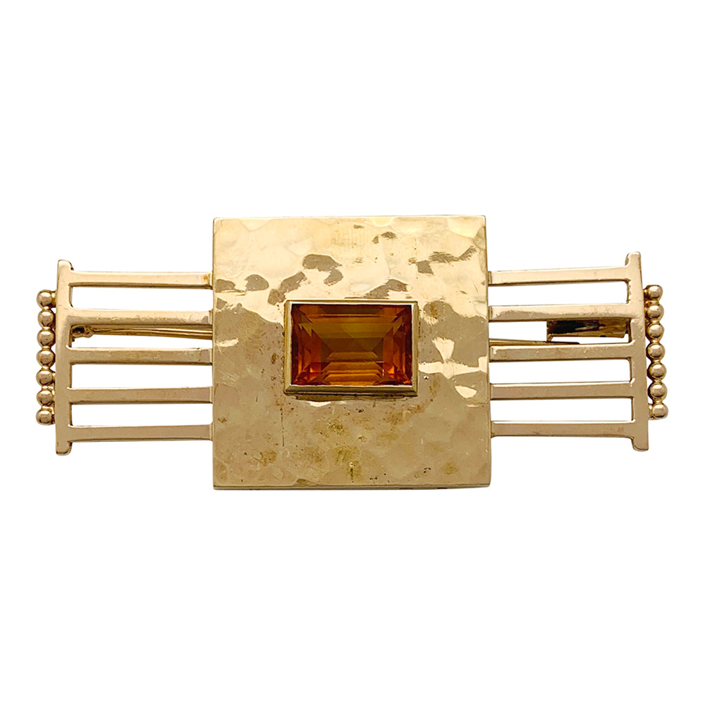 Une broche géométrique signée Jean Desprès en or jaune 750/000 martelé et lisse, centrée d’une citrine rectangulaire.  Poids brut: 17,2 grammes. 4