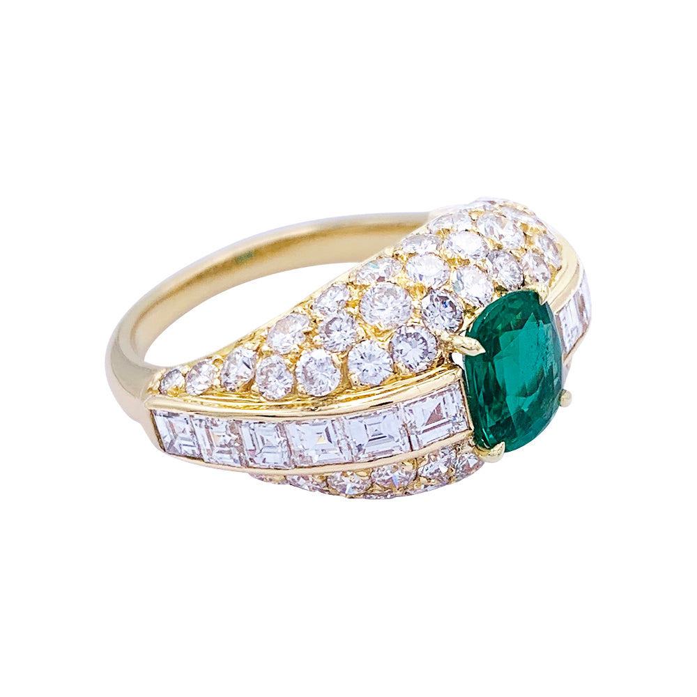Bague or jaune, émeraude coussin et pavage diamants. 3