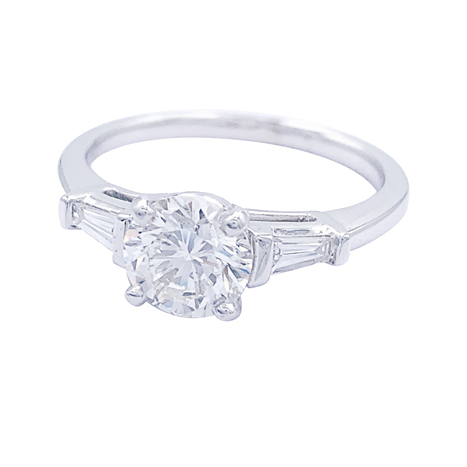 Bague solitaire accompagné de diamants baguette. 3