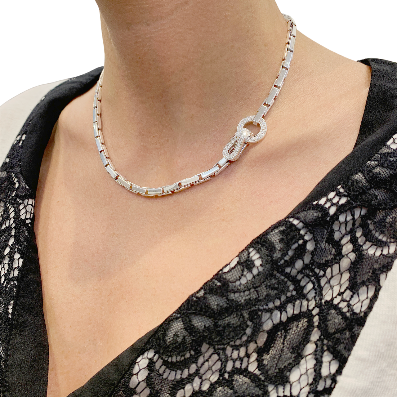 Collier Cartier "Agrafe" en or blanc et diamants. 6