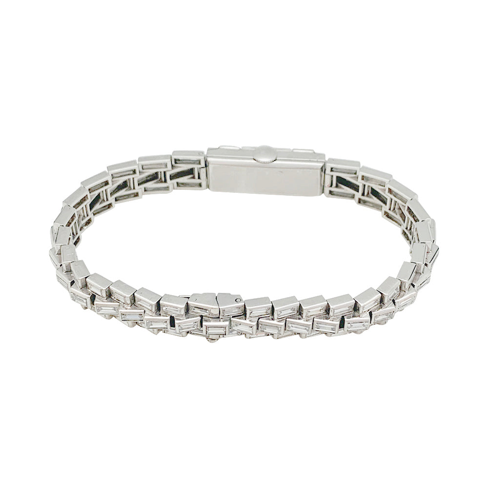 Une montre Art Déco en platine 950/000 entièrement sertie de diamants taille baguette (environ 6,6 carats), 3 lignes.  N° 16007. Mécanique.  Poids brut: 37,4 grammes 3