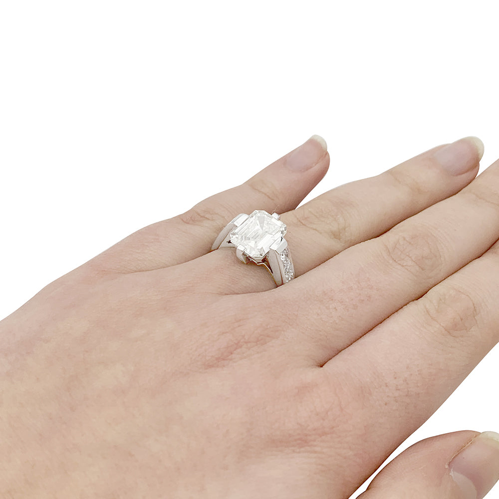 Bague or blanc, diamant taille émeraude 4 cts. 7