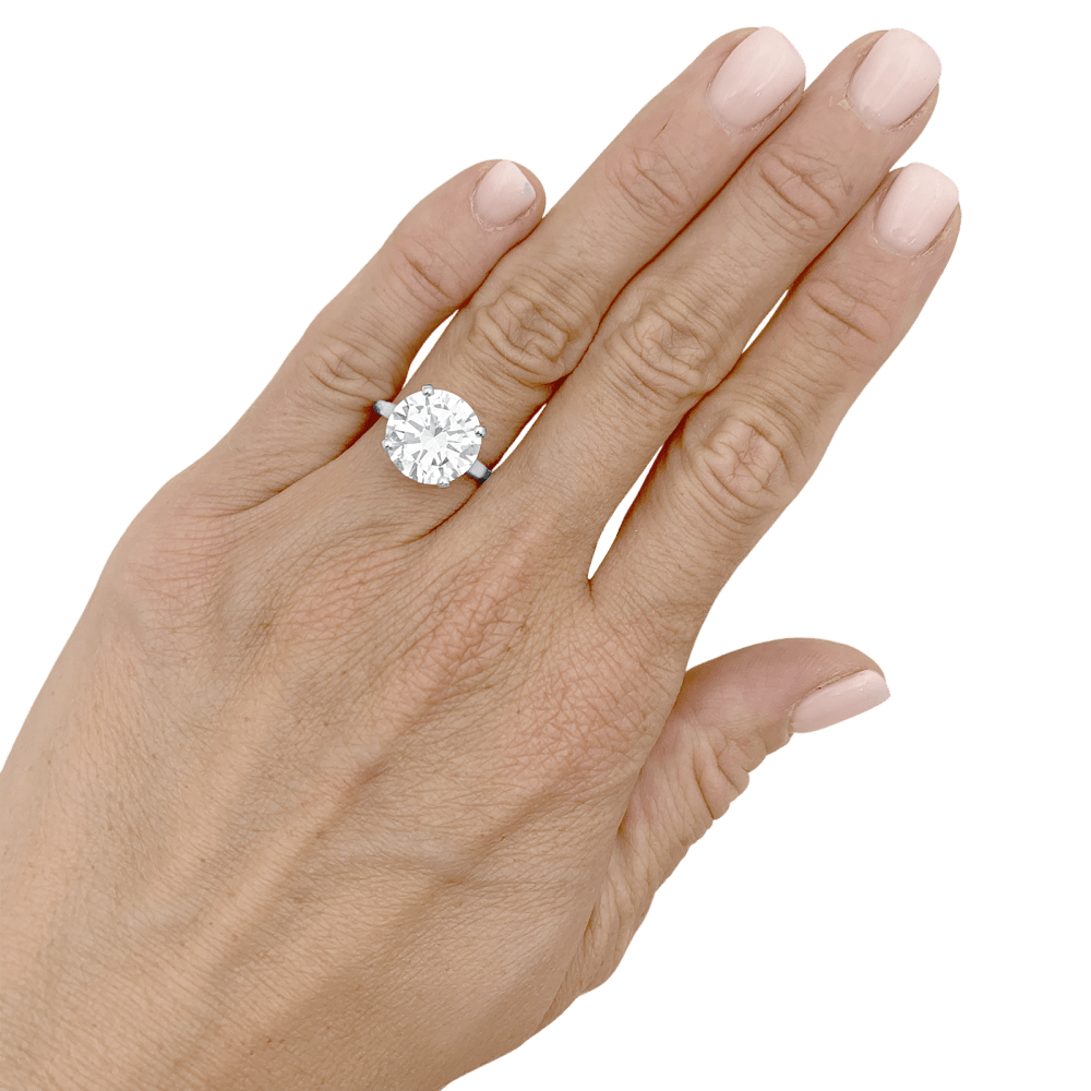 Bague en platine sertie d'un diamant 5.01 carats. 5