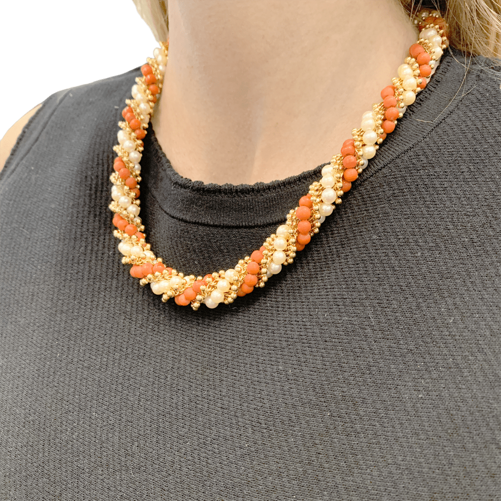 Collier-Sautoir Van Cleef & Arpels, "Twist", or jaune, corail, perles. 4