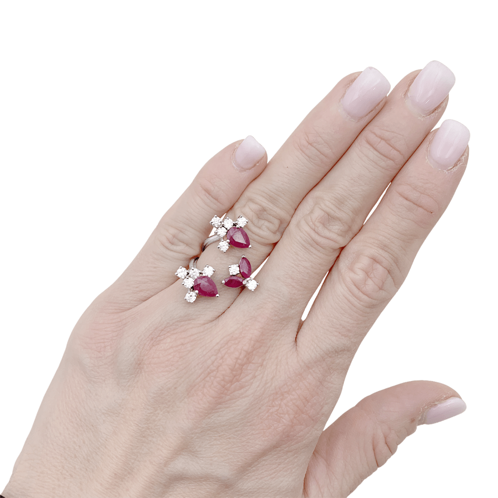 Bague ouverte, or blanc, rubis et diamants.  6